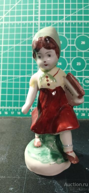 Статуэтка фарфоровая " Девочка с Азбукой " 40-е годы СССР