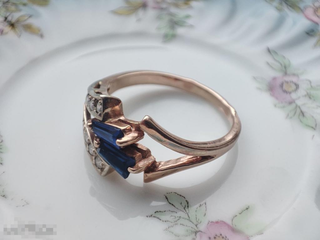 Золотое кольцо с камнями, 585 проба. 3,1 грамма