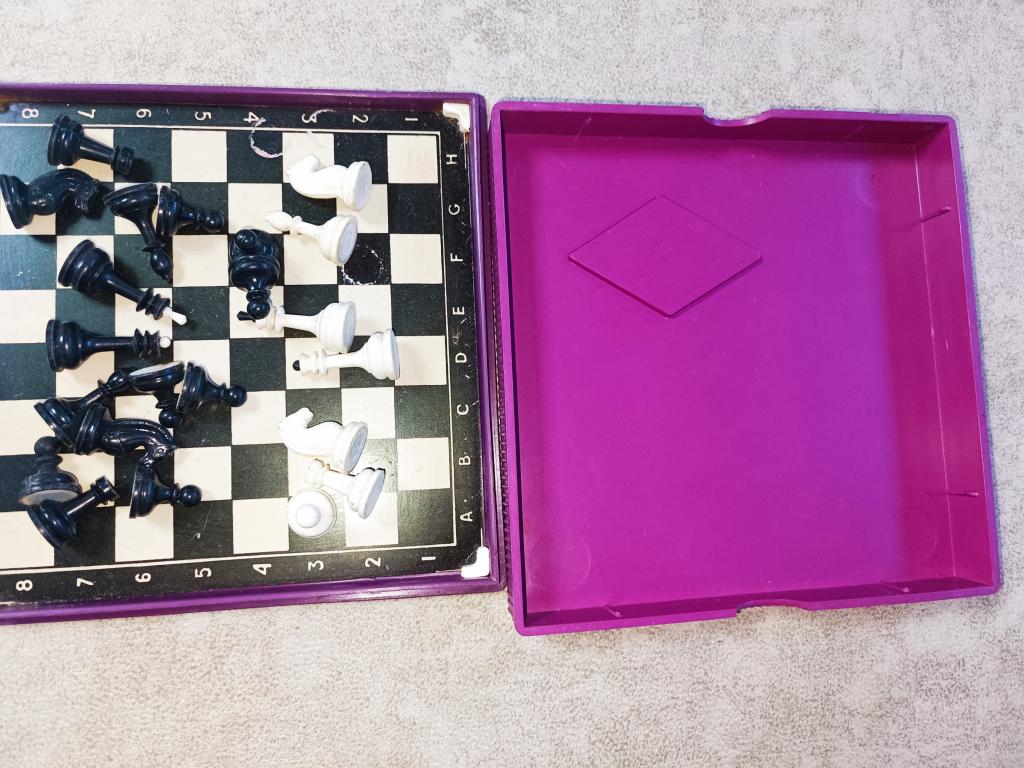 Шахматы магнитные пластиковые .Дорожные СССР. Неполный комплект