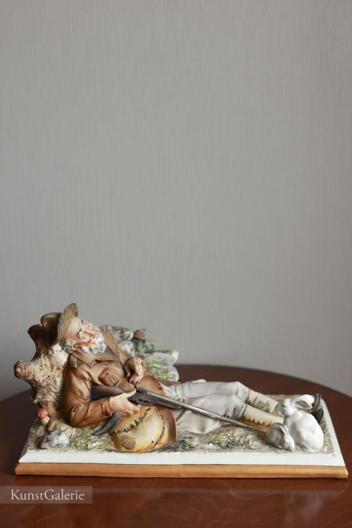 Спящий охотник Фарфоровая статуэтка Capodimonte Piergianni Cedraschi, Оригинал Made in Italy