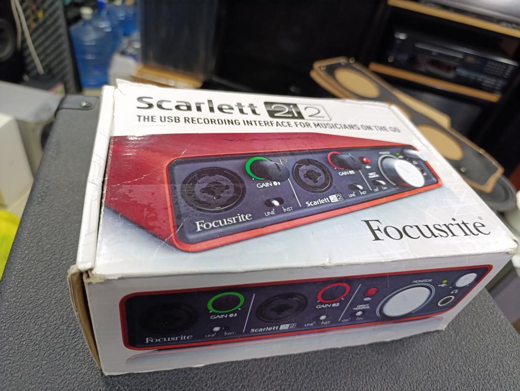 Звуковая карта Focusrite Scarlett 2i2 комплект