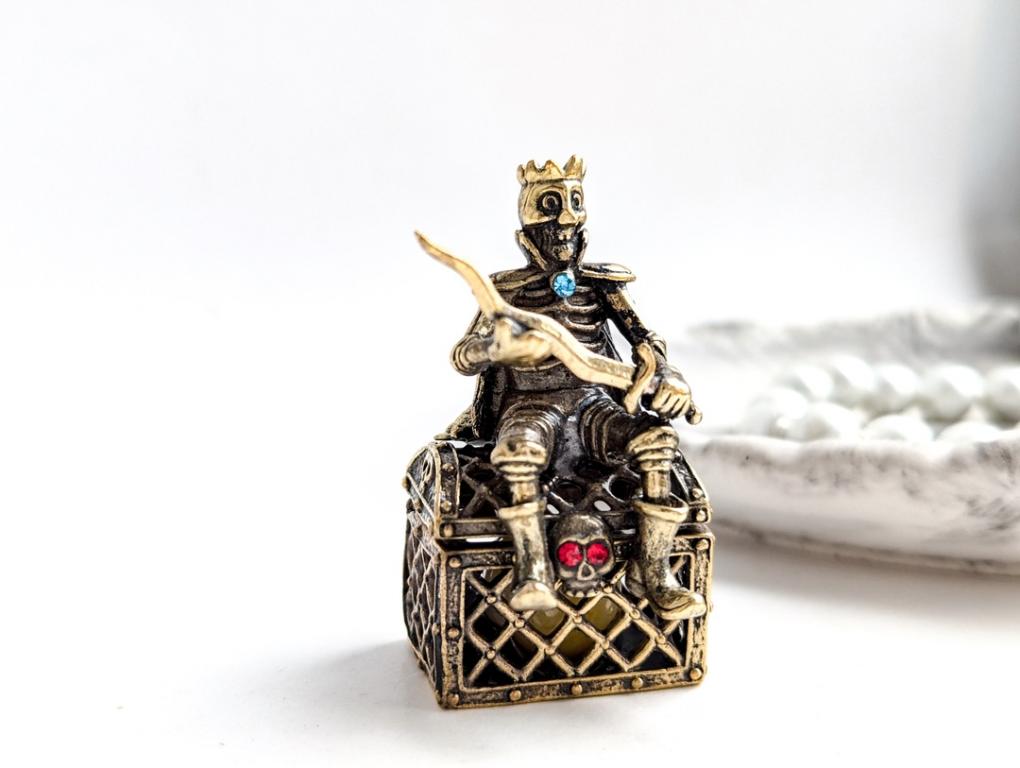 КОЩЕЙ НА СУНДУКЕ БРОНЗА С ЯНТАРЕМ !!!