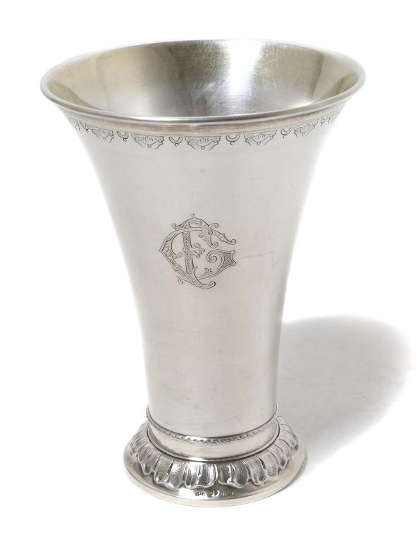 Серебряный стакан в виде кубка или ваза.  Швеция, 1936 год.