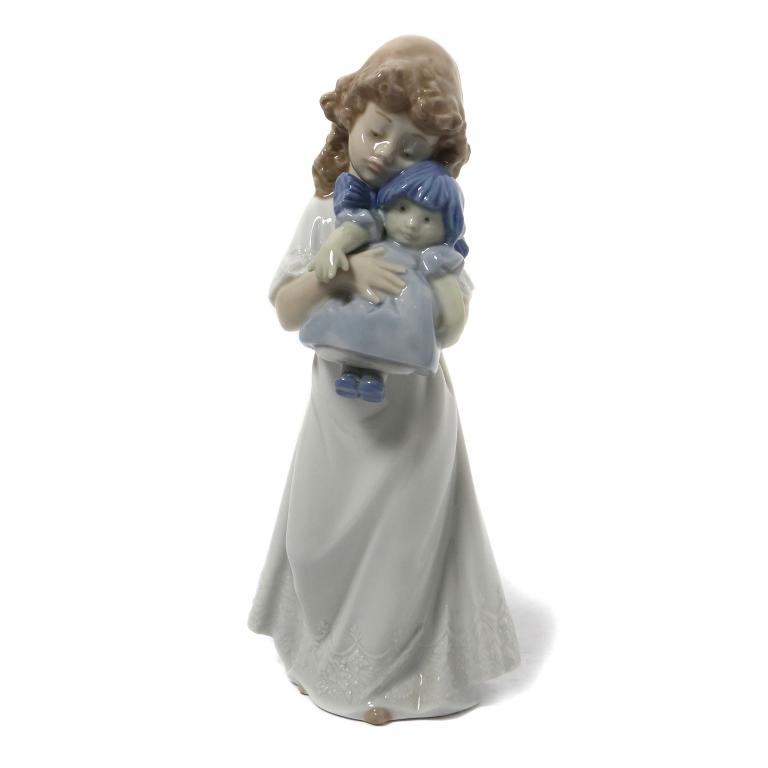 Фарфоровая фигура "Девочка с куклой". NAO by Lladro