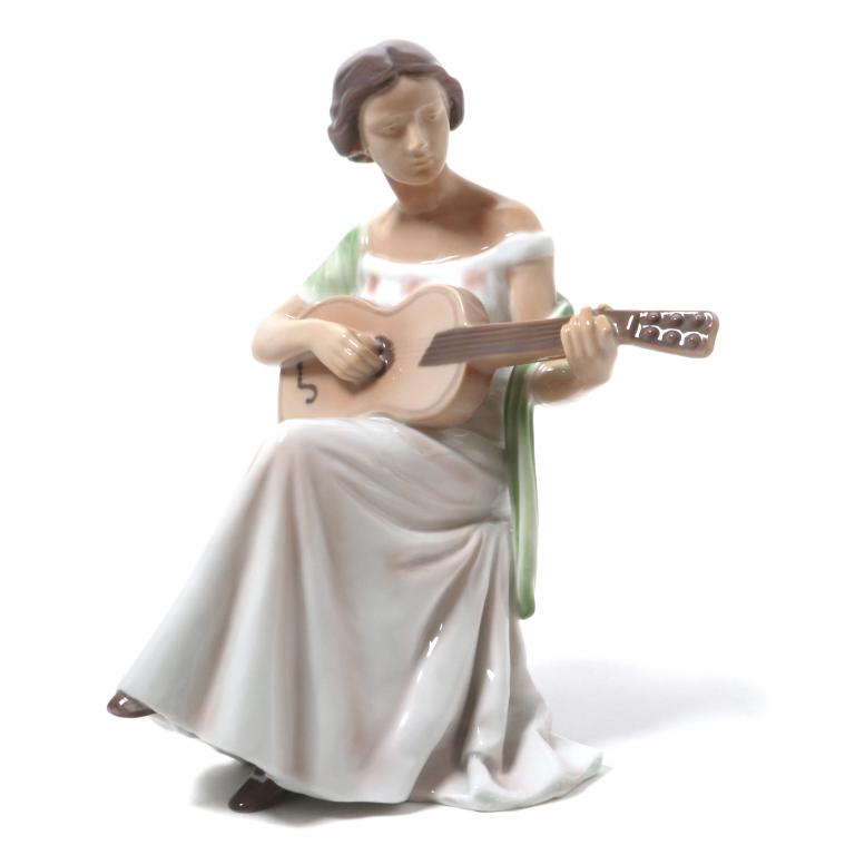 Фарфоровая фигура Девушка с гитарой. Bing & Grondahl