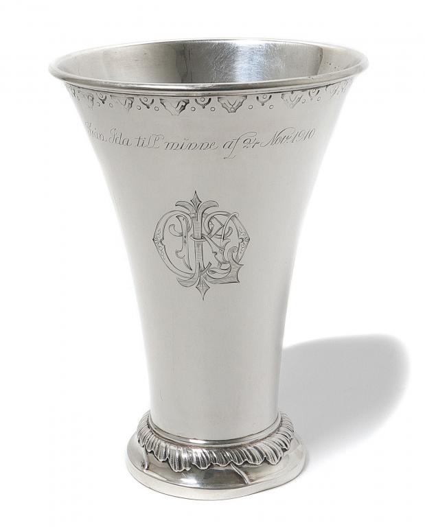 Серебряная ваза в виде кубка​.  Швеция, 1910 год.