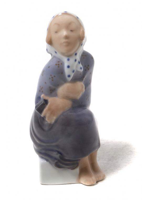 Фарфоровая фигура "Девочка". Royal Copenhagen