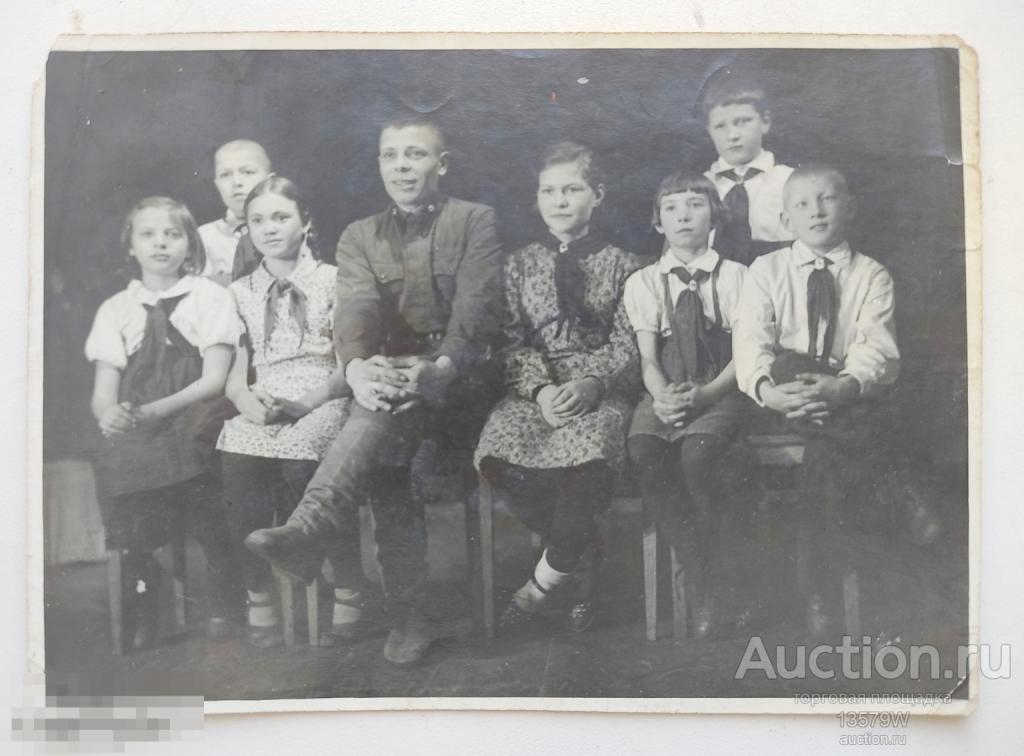 фото ПИОНЕРЫ. Галстуки с заколками. 1941