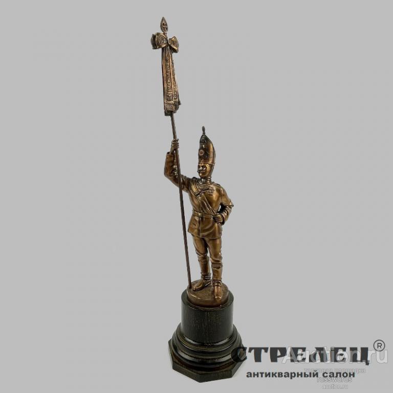 Бронзовая статуэтка «Русский солдат со штандартом»