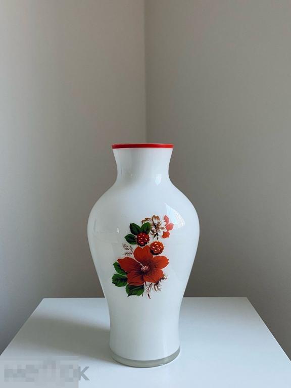 (36976) Винтажная ваза "Цветы" Молочное стекло. СССР. Высота 23 см.