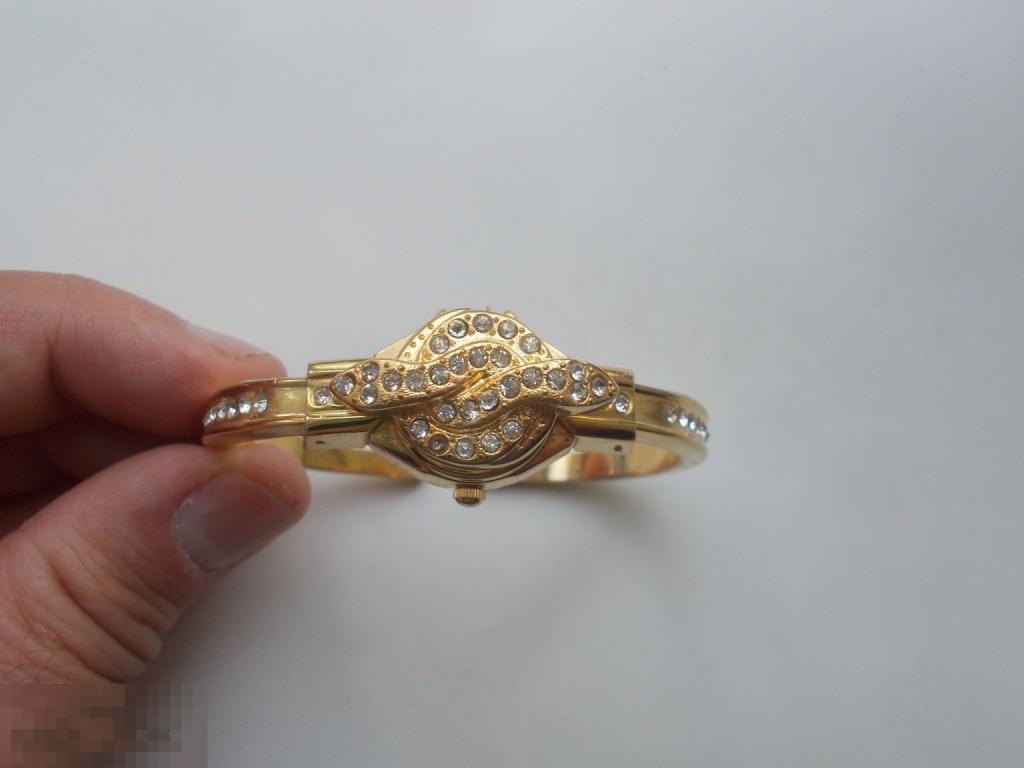 Часы женские  с браслетом "Cobra".1990-е годы.Новые ,с хранения.