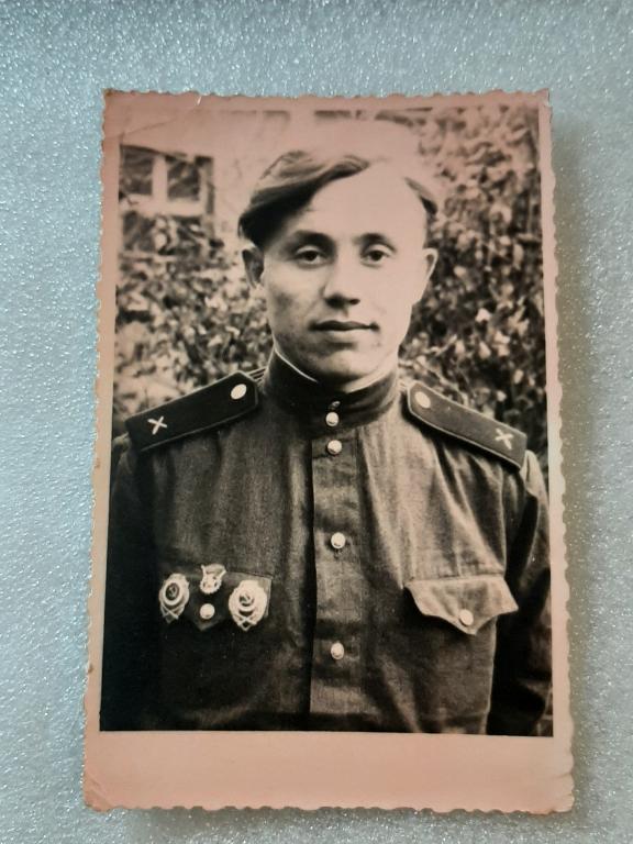 ФОТО СОЛДАТ СО ЗНАКАМИ ОТЛИЧНИК АРТИЛЛЕРИСТ