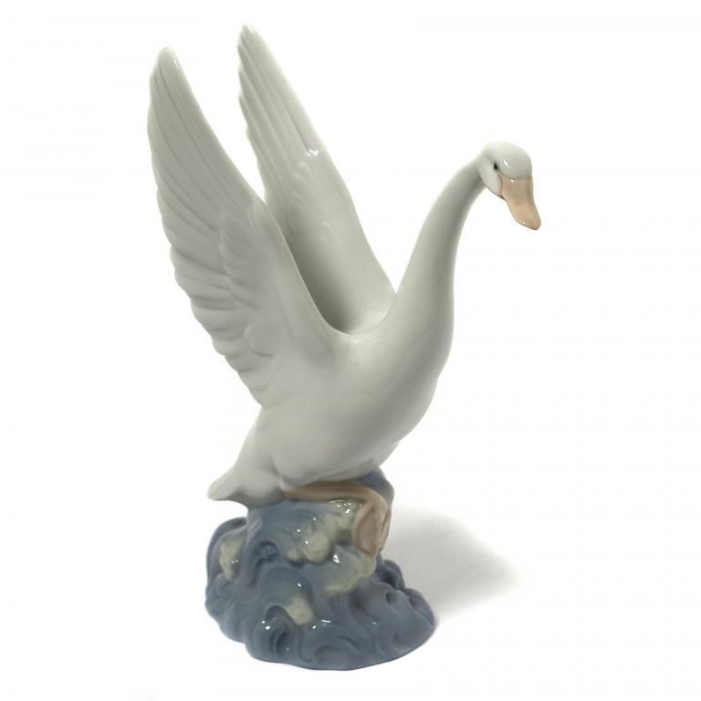 Фарфоровая фигура "Лебедь". NAO by Lladro