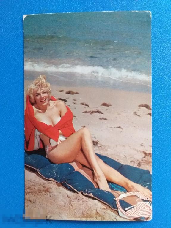 А222 Открытка Фото Европа Девушка завернутая в красное полотенце Пляжная мода Купальник Девушка
