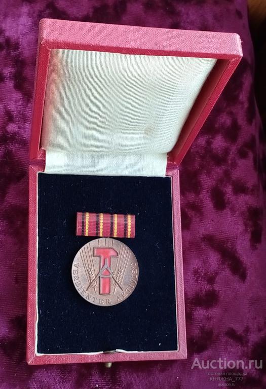 526-6 Медаль "Заслуженный активист" ГДР в родном футляре.