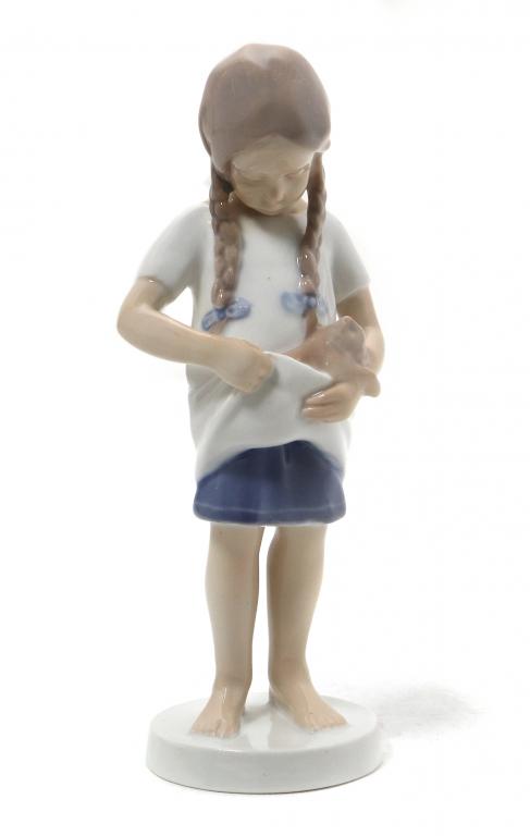 Фарфоровая фигура Девочка с котёнком. Bing & Grondahl