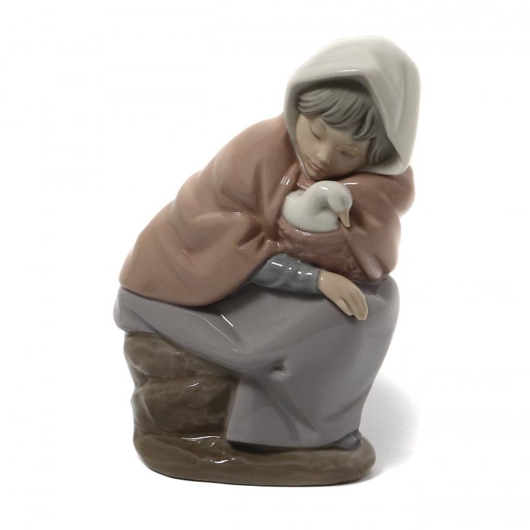 Фарфоровая фигура "Девочка с уткой". NAO by Lladro