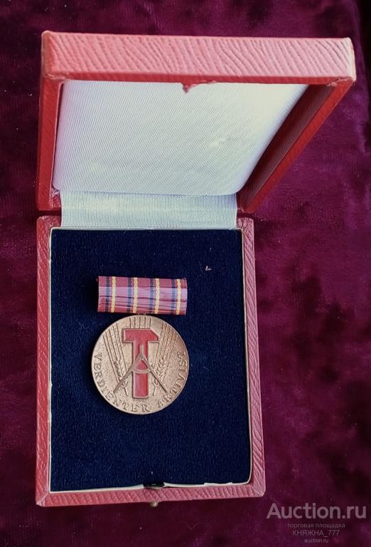 526-39 Медаль "Заслуженный активист" ГДР в родном футляре.