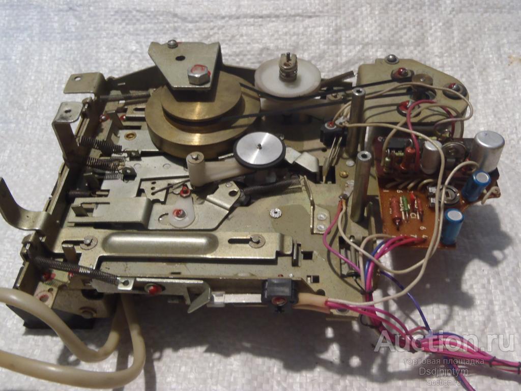 Лентапротяжный механизм магнитофона "Легенда-404"._