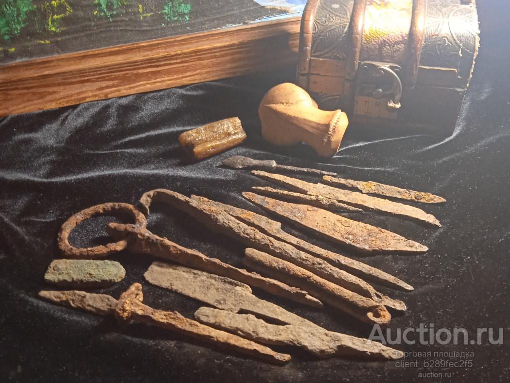 Древние находки :стрела наконечник 15-16в.трубка для курения /керамика/, окаменелое дерево, ножи . 