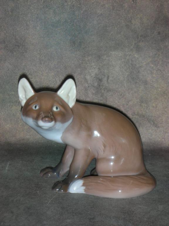 Статуэтка. Фарфор. Сидящая лиса. Bing Grondahl. Дания