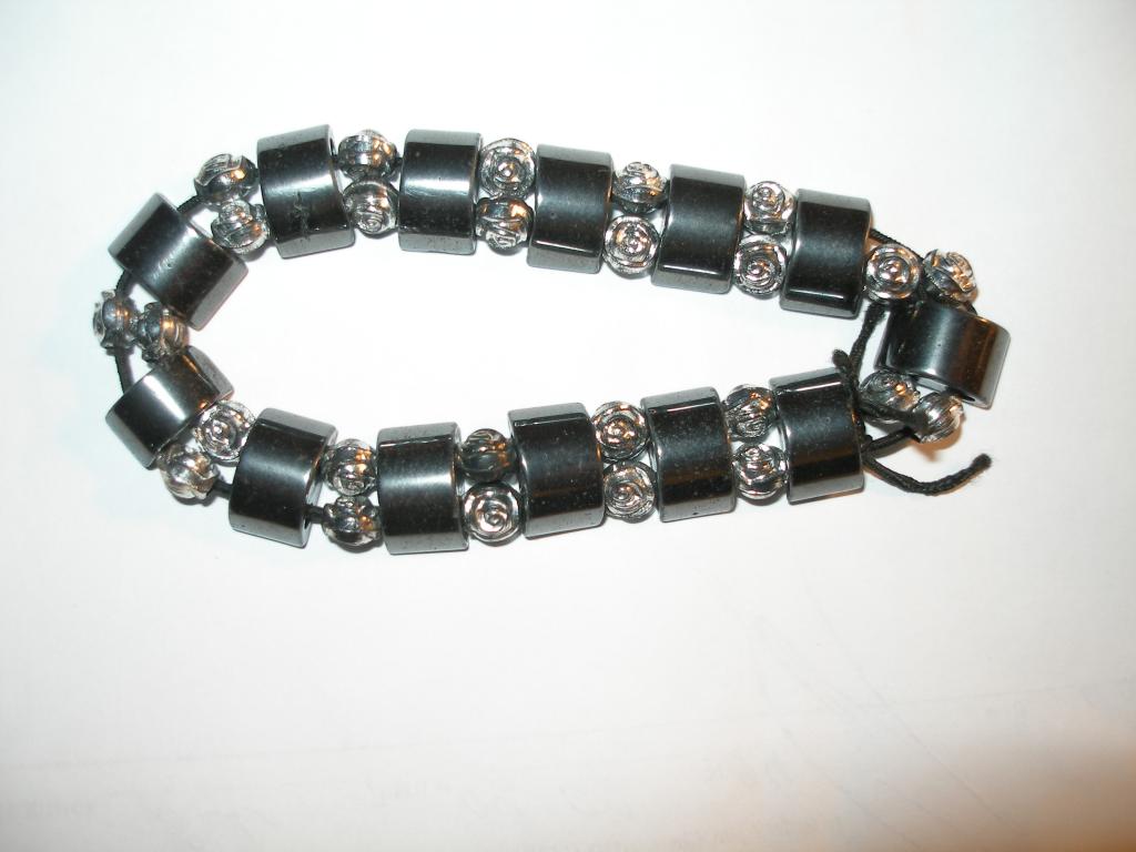 Браслет с натуральным камнем на резинке.