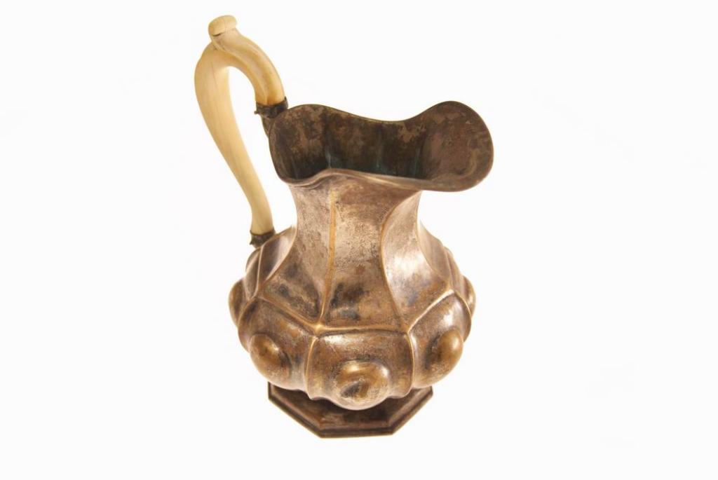 Металлический винтажный кувшин с рукоятью из белой кости