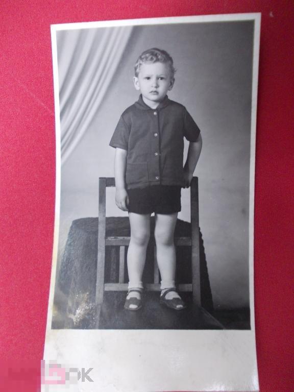 Фото дети СССР 1968 год  Дитя на стуле. одежда