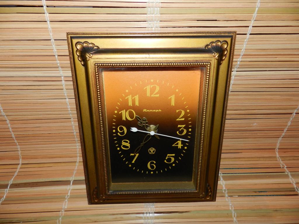 ЧАСЫ "ЯНТАРЬ" НАСТЕННЫЕ. Кварцевые. (ЗНАК КАЧЕСТВА) СССР 1970-80гг