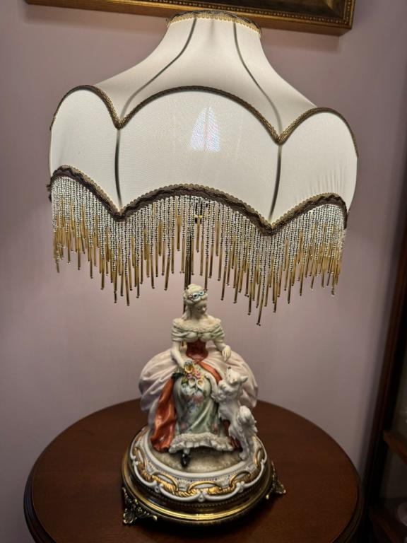 CAPODIMONTE  ЛАМПА  ДЕВУШКА  С  СОБАЧКОЙ Cazzola КАПОДИМОНТЕ