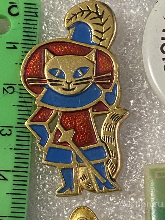 Знак ФИГУРНЫЙ Значок детский МУЛЬТФИЛЬМ СКАЗКА КОТ В САПОГАХ. ШЛЯПА. ШПАГА