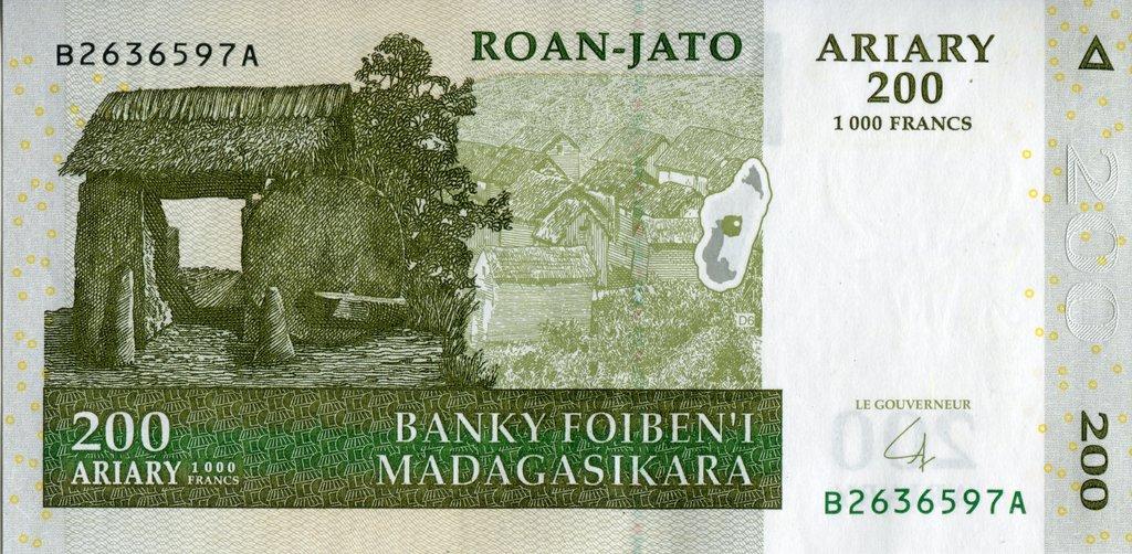 Банкнота Мадагаскар 2004 год 200 ариари "Хижины туземцев"   
