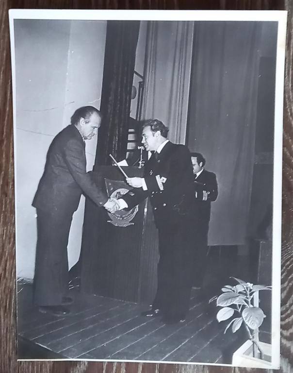 Вручение грамоты Трибуна  Астраханского Мореходного Училища 1978 год Большой формат 1