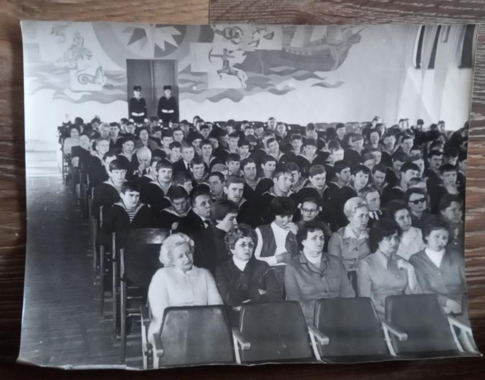 Собрание курсантов  Астраханское Мореходное Училище 1978 год Большой формат 2