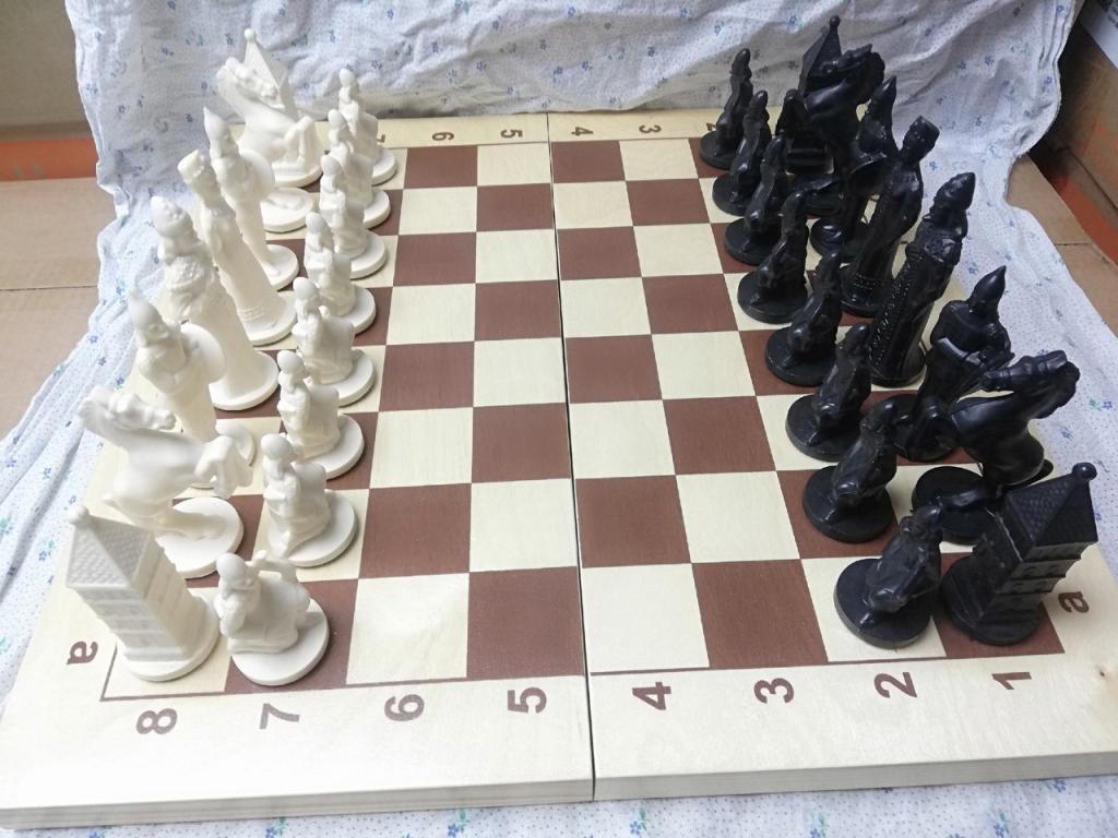 Шахматы СССР. "Русские "  г. Грозный . Большие  сюжетные фигуры из пластика  с утяжелением  Раритет.