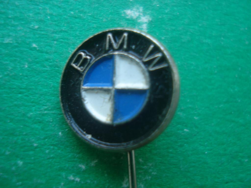 Автомобиль. Логотип автомобиля "BMW". Тяжелый.