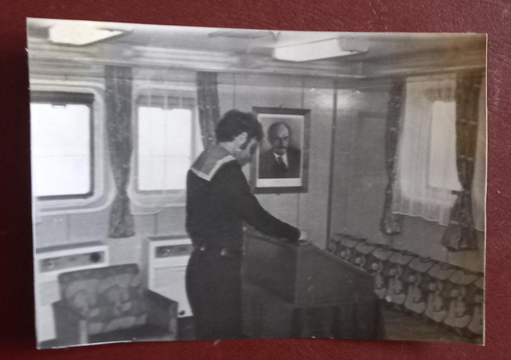 Выпускник в красном уголке судна Астраханское Мореходное Училище 1978 год 3