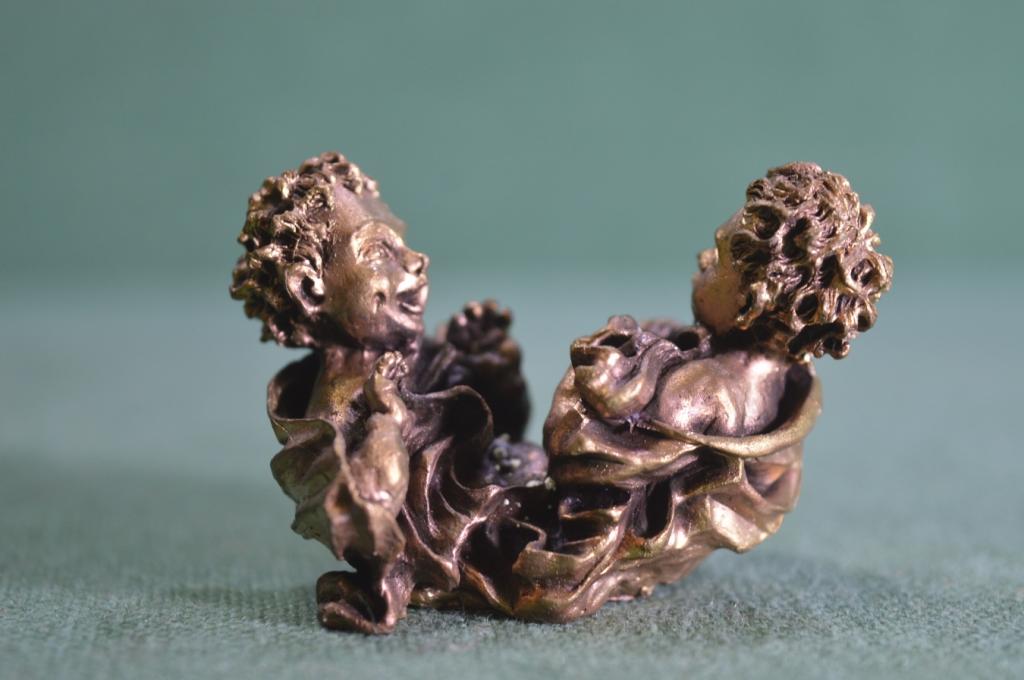 Статуэтка, бронзовая композиция "Два кудрявых пацана". Бронза. Миниатюра.