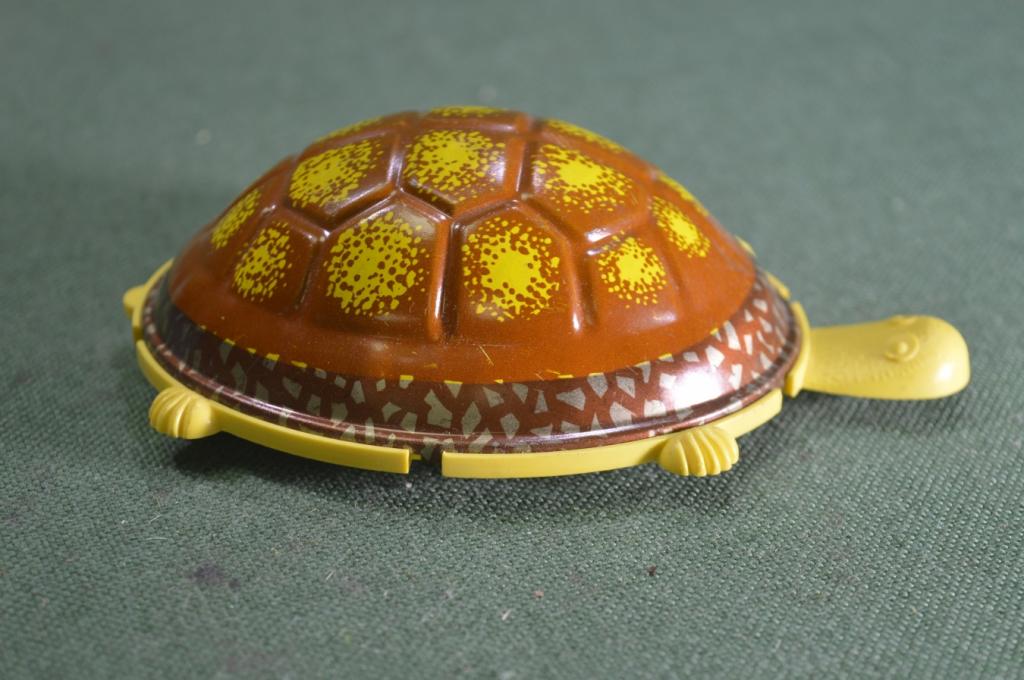 Игрушка машинка инерционная "Черепаха". Металл. Пластмасса. Завод Аврора. Ленинград. СССР.