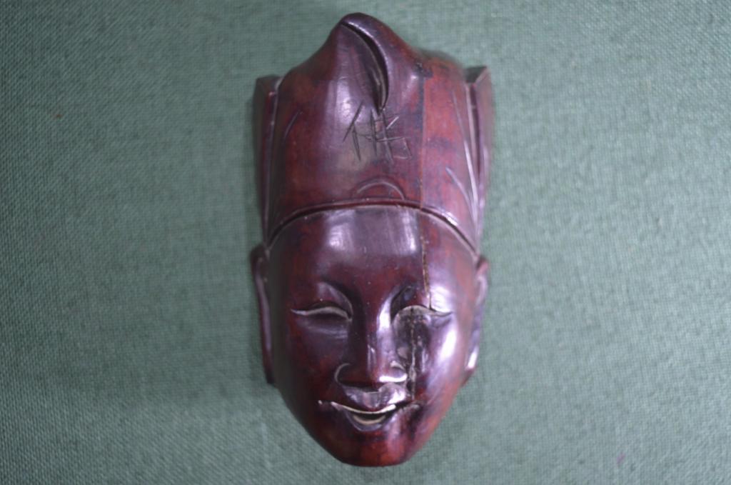 Маска "Смеющийся китаец". Дерево, резьба, кость. Вторая половина 20-го века. Китай.