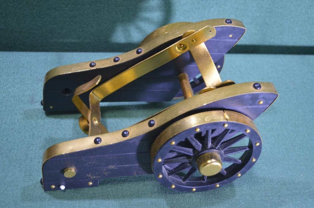 Подставка для бутылки "Пушка, лафет". Вино, шампанское. Подбутыльник.