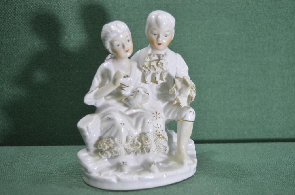 Статуэтка, фигурка фарфоровая "Беседа парочки на поваленном дереве". Фарфор, Азия.