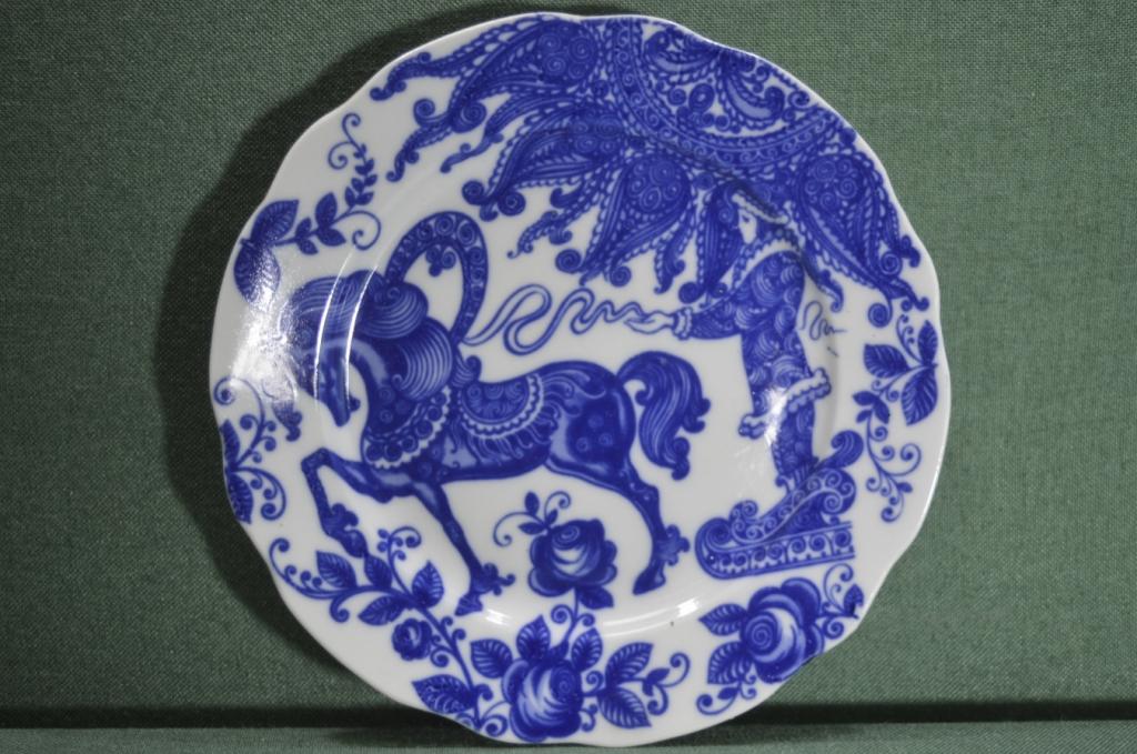 Тарелка фарфоровая настенная "Зимняя езда. Санки, лошадь". Фарфор, кобальт.