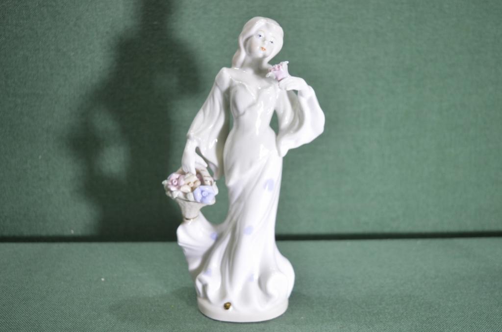 Статуэтка, фигурка фарфоровая «Девушка с корзиной цветов». Фарфор. Азия.
