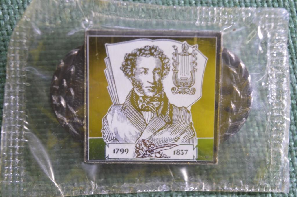 Знак, значок "Пушкин Александр Сергеевич 1799 - 1837". Поэт, лира. Ситалл. Зеркальный. В запайке.