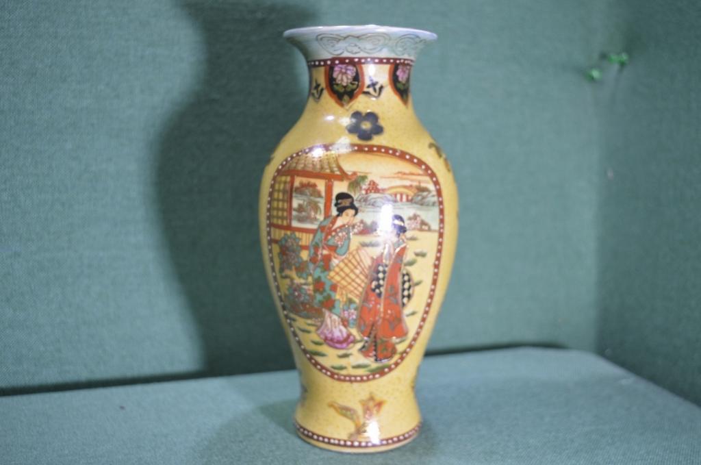 Ваза интерьерная "Гейши". Фарфор. Керамика. Роспись. Китай. 1970-1980-е годы.