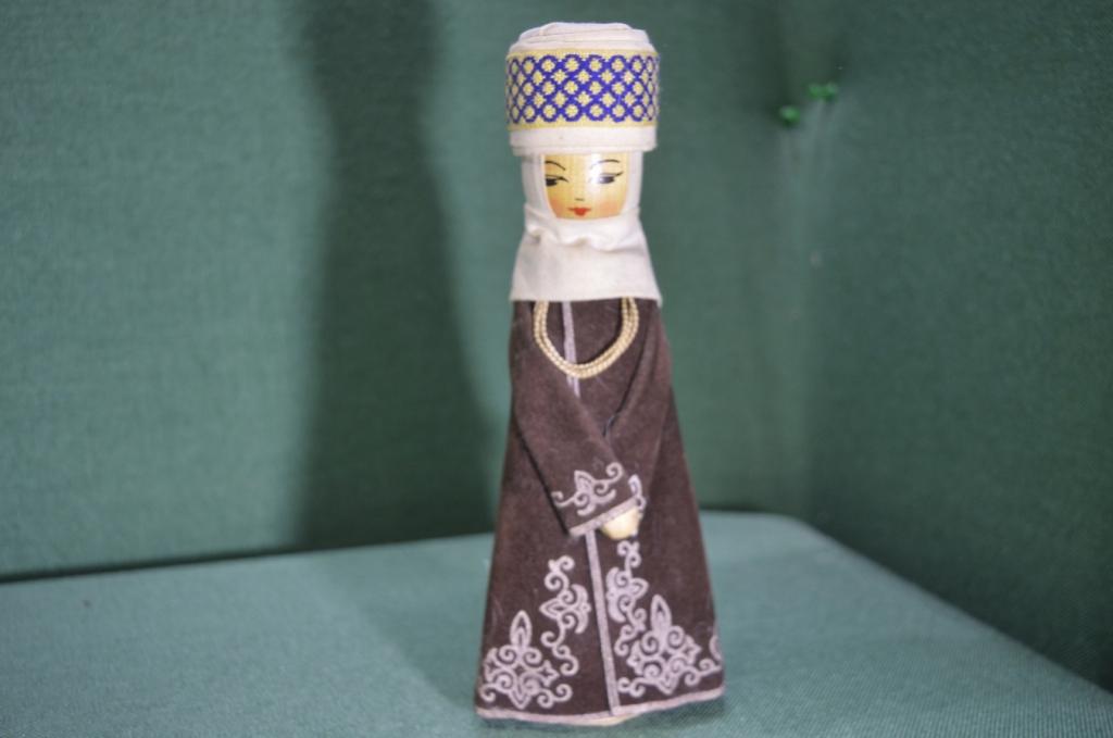 Статуэтка фигурка кукла "Казашка в национальном костюме". Дерево, текстиль. Казахстан. СССР.