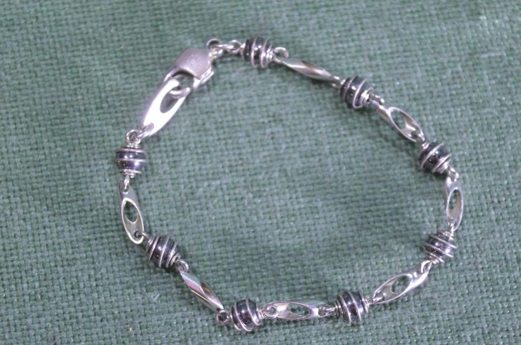 Браслет, браслетик изящный со спиральками. Черные вставки. Металл. Женское украшение.