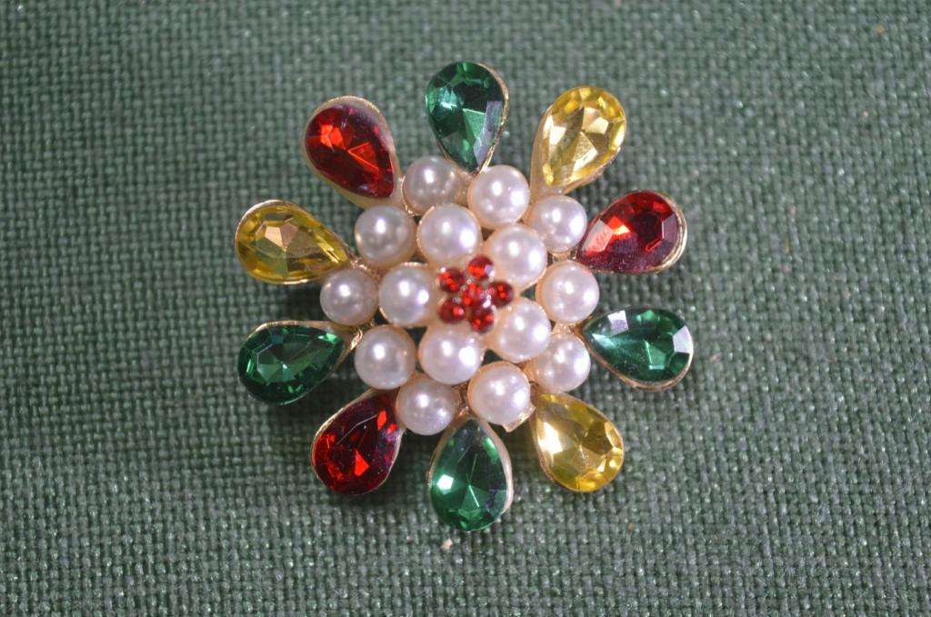 Брошь брошка женская. Латунь. Цветные вставки. Стекло? Чехословакия.
