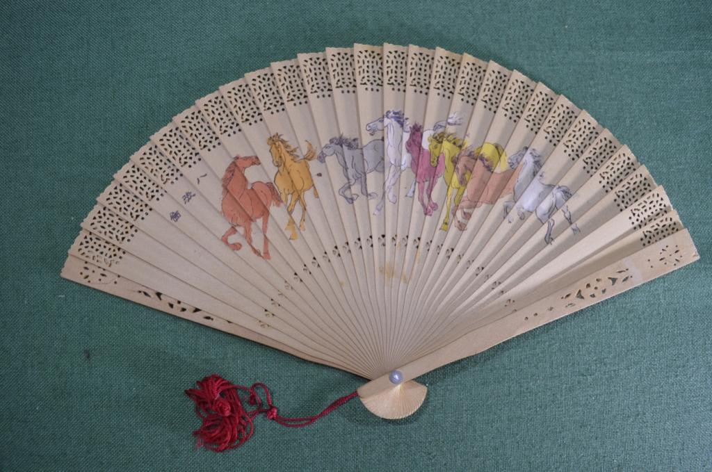 Веер деревянный "Лошади". Вторая половина 20-го века. Китай.